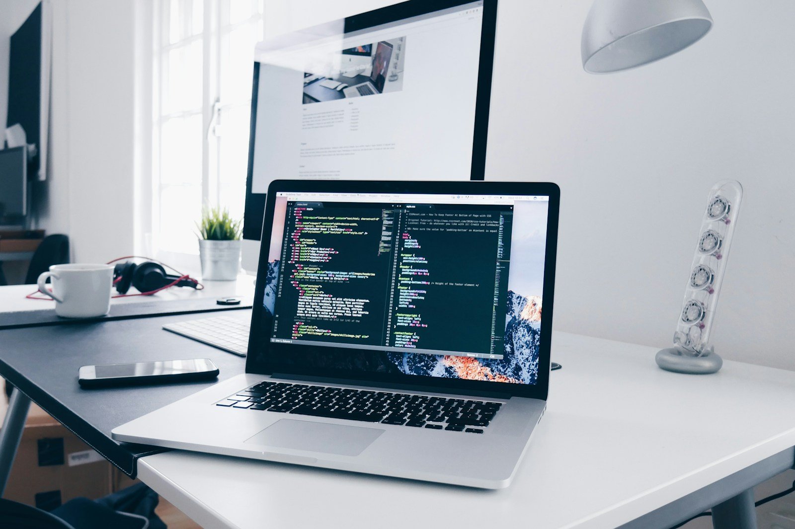 مراحل تصميم وتطوير المواقع الإلكترونية على شاشة عمل احترافية